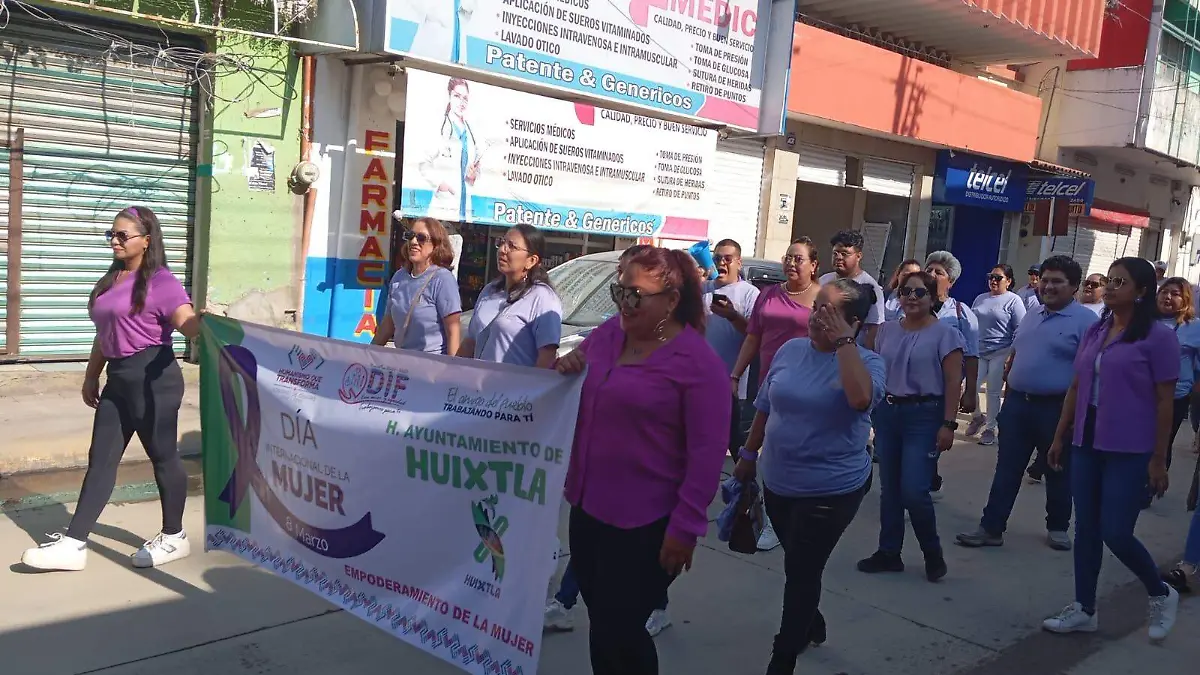 mujeres marchan por el 8 m en Huixtla